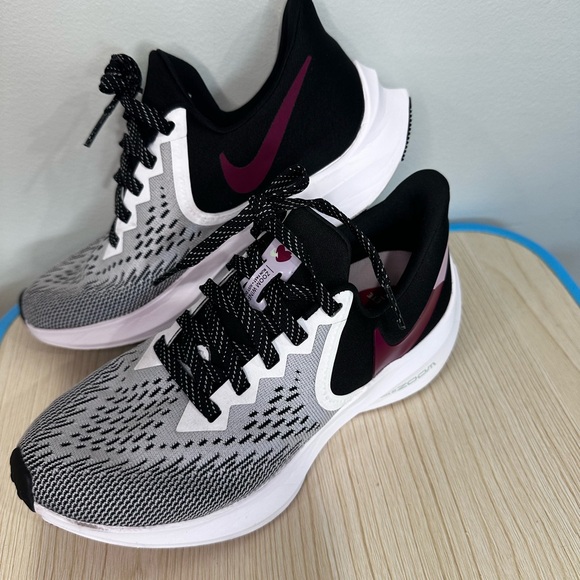 Nike Air Zoom Winflo 6 White (Women's) size 6 - Picture 4 of 10